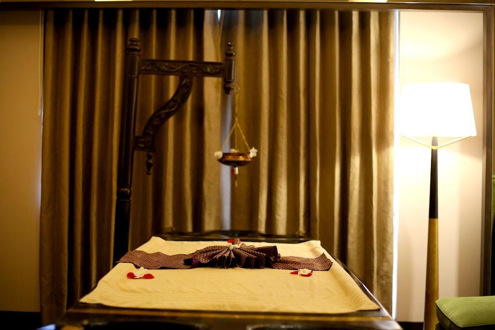 Radisson Blu Coimbatore Exterior photo A massage table