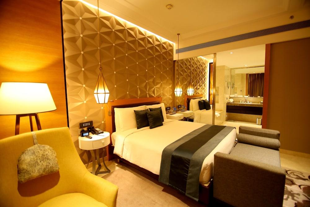 Radisson Blu Coimbatore Exterior photo A suite at the hotel