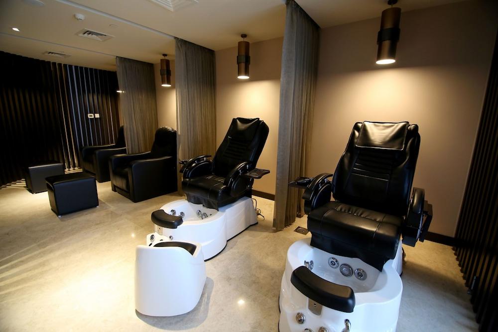 Radisson Blu Coimbatore Exterior photo A nail salon
