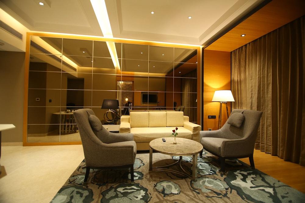 Radisson Blu Coimbatore Exterior photo A suite at the hotel