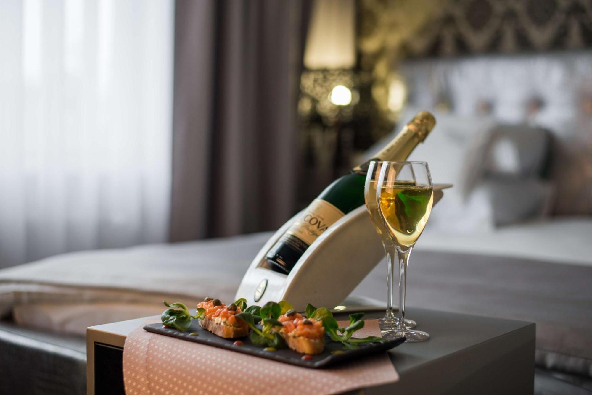 Radisson Blu Coimbatore Exterior photo A bottle of champagne