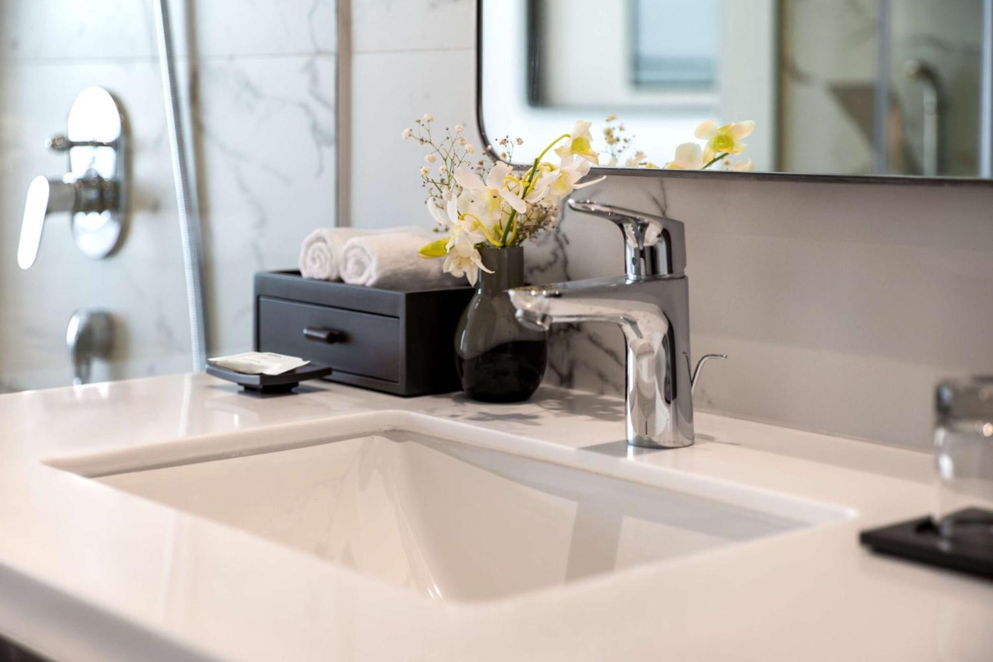 Radisson Blu Coimbatore Exterior photo Bathroom