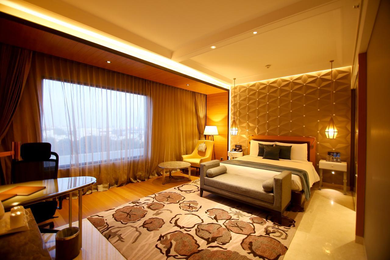 Radisson Blu Coimbatore Exterior photo A suite at the hotel