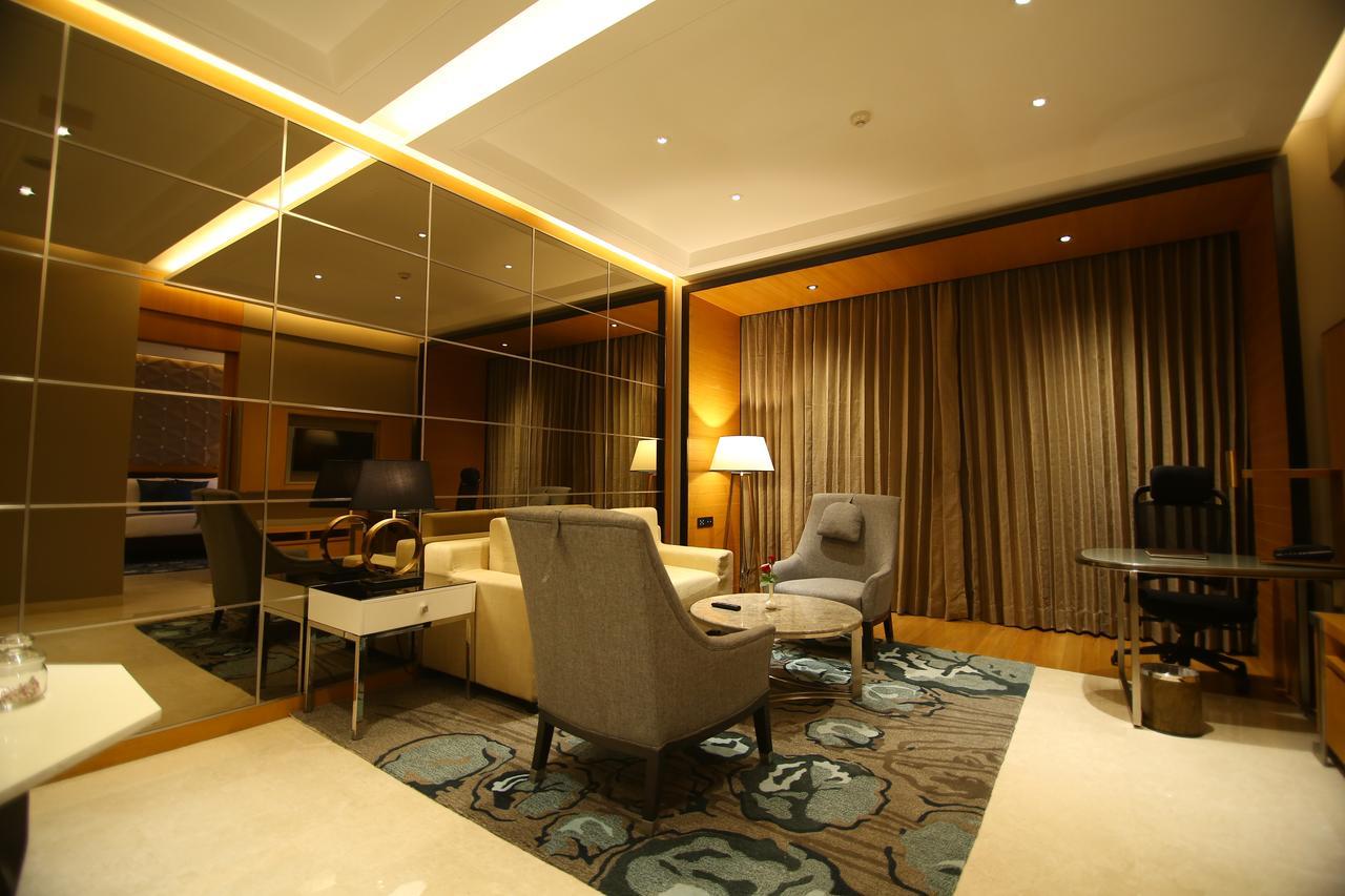 Radisson Blu Coimbatore Exterior photo A suite at the hotel