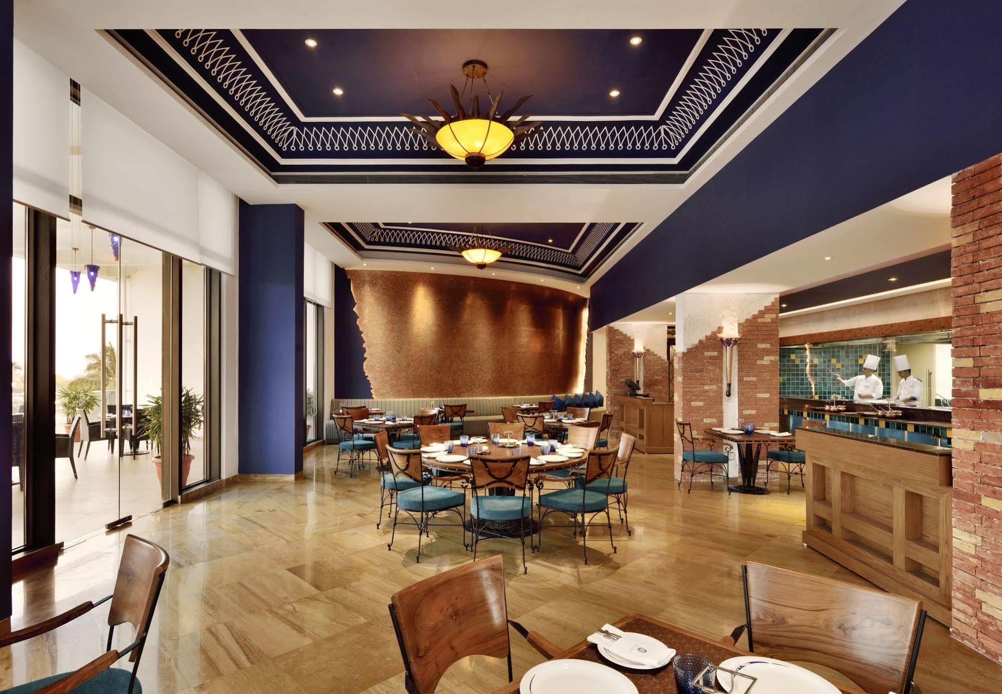 Radisson Blu Coimbatore Exterior photo The restaurant